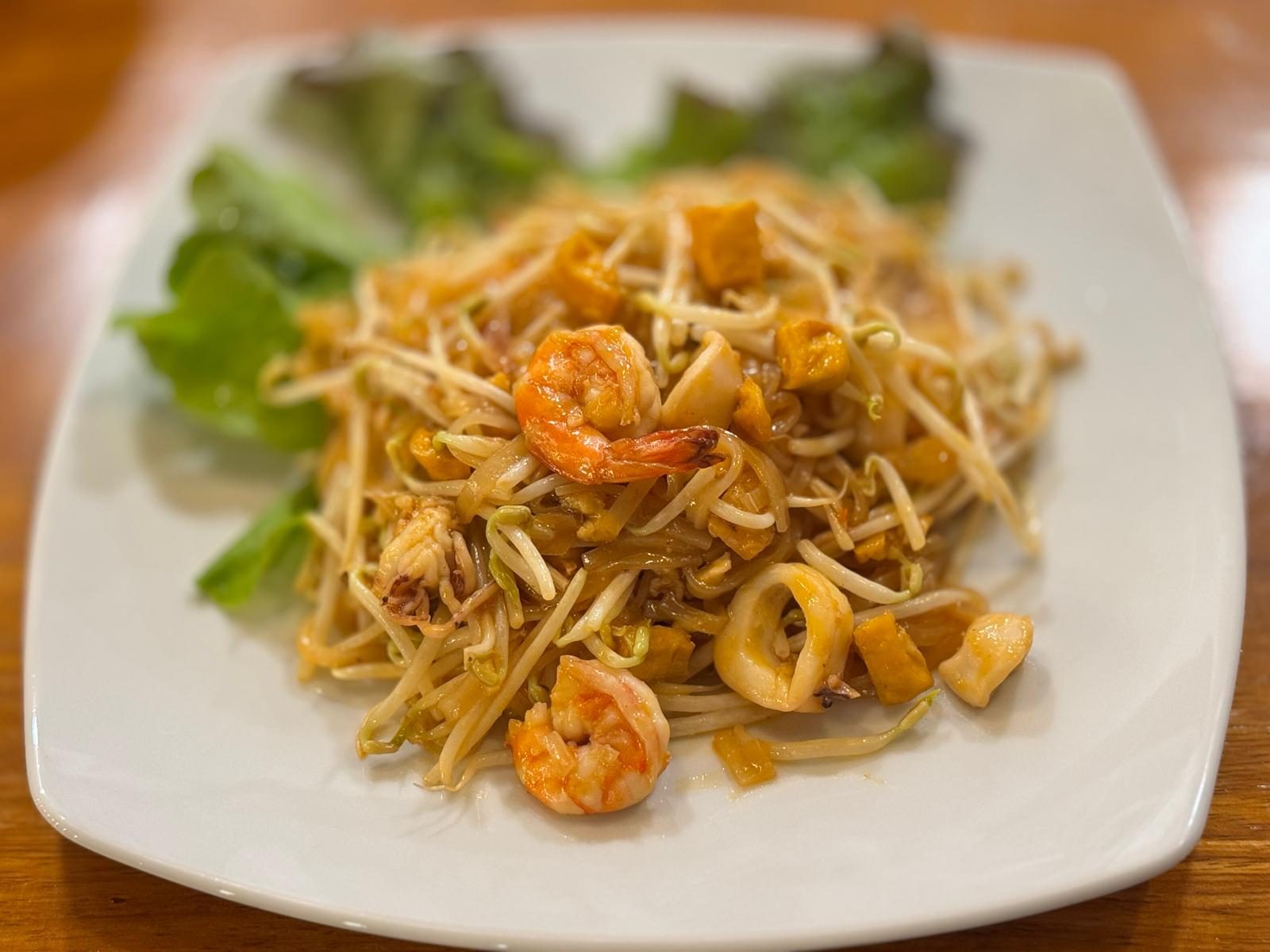 Pad thai with prawns, squid, tofu and beansprouts