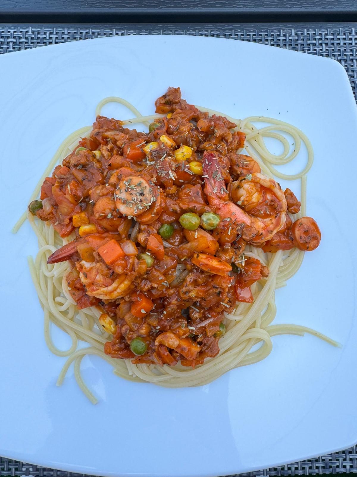 Spaghetti with prawns in tomato sauce